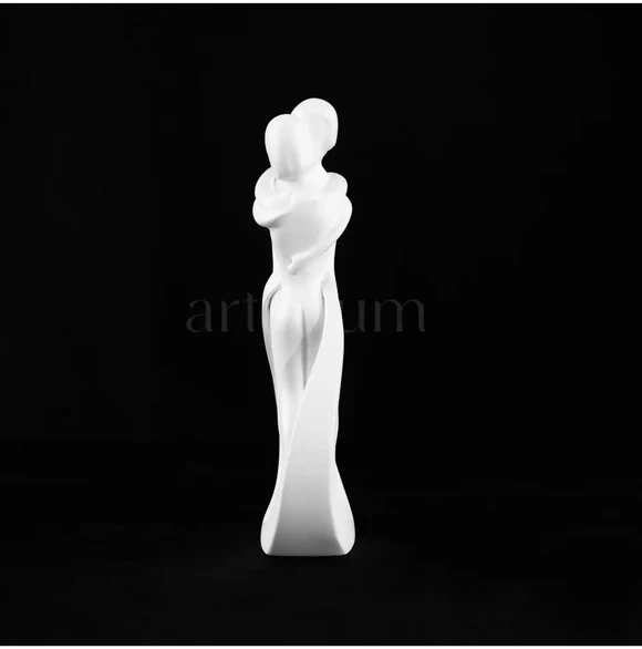 Kissing Couple Statue