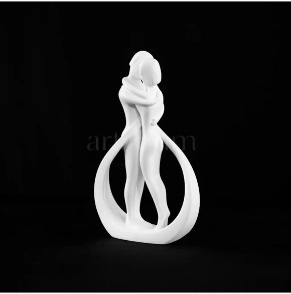 Kissing Couple Statue
