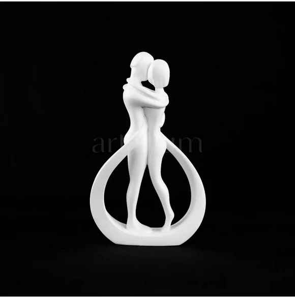 Kissing Couple Statue