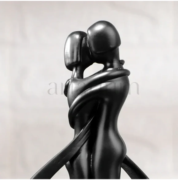 Kissing Couple Statue