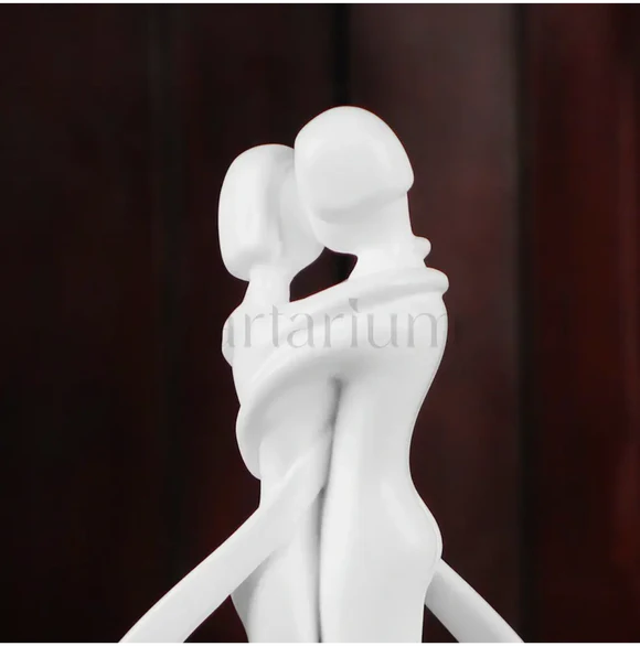 Kissing Couple Statue