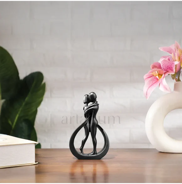 Kissing Couple Statue